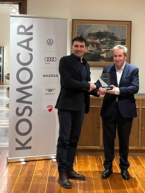 Ο κ. Δημήτρης Καραλελέκης παραλαμβάνει το βραβείο από τον CEO της KOSMOCAR κ. Αριστείδη Αραβανή 